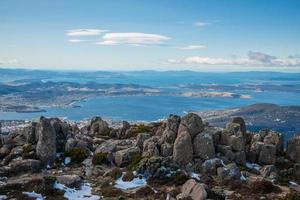 os pináculos balançam no topo do monte wellington em hobart a capital do estado da tasmânia da austrália. foto