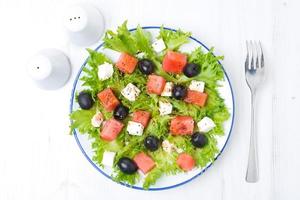 salada fresca com melancia, queijo feta e azeitonas, horizontal foto
