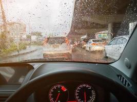 dentro do carro quando chove e engarrafamento foto