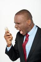 homem de negócios com raiva, gritando no celular