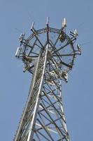 torre de telecomunicações com antenas foto