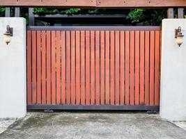 fundo de portão de porta de madeira moderna foto