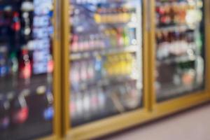 prateleiras de geladeira de supermercado com produtos de bebidas foto