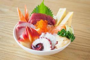 sashimi tigela de arroz chirashi don comida japonesa foto