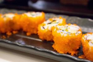 Califórnia maki sushi roll na chapa preta, comida japonesa foto