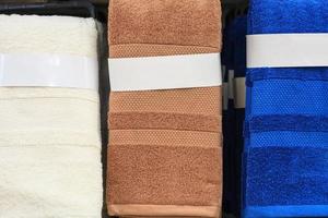 toalhas coloridas no fundo das prateleiras do supermercado foto