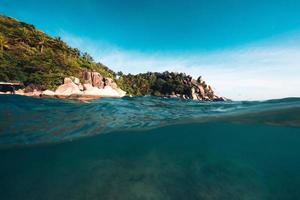 palmeira da ilha tropical e debaixo d'água foto