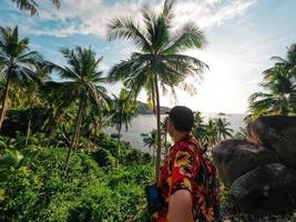 praias e coqueiros em uma ilha tropical foto