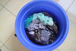 lavanderia no balde azul photo foto