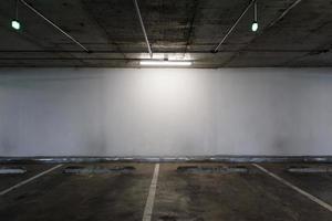 interior de espaço de estacionamento de carro vazio foto