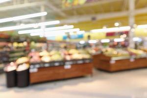 Resumo borrão frutas e vegetais orgânicos frescos nas prateleiras do supermercado na loja de supermercado desfocado fundo claro bokeh foto