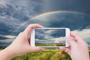 arco-íris no céu sobre o campo de agricultura foto