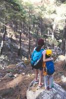 o menino com sua mãe fazer caminhadas foto