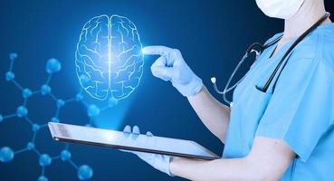 médico neurologista em um uniforme médico aponta o dedo para o holograma do cérebro na cor neon. defeitos cerebrais. fundo azul escuro com molécula de dna. cartaz médico. foto