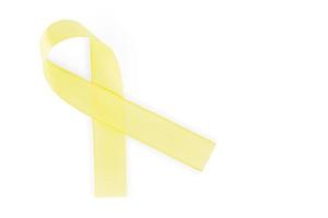fita amarela, símbolo de consciência social, isolada no fundo branco, vista superior. dia mundial do câncer. copie o espaço. foto