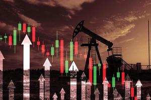 queda dos preços do petróleo. a seta no gráfico desce. crise do mercado de petróleo bruto. reduzindo o custo dos hidrocarbonetos. bomba de óleo, equipamento de perfuração em segundo plano. previsão do mercado de petróleo. foto