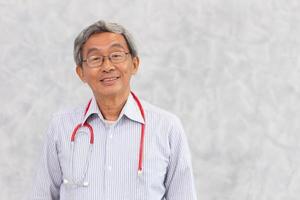 retrato do médico chinês saudável velho asiático mais velho sorriso permanente com espaço para texto. foto