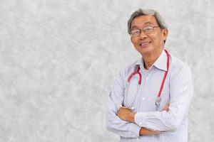 retrato do médico chinês saudável velho asiático mais velho sorriso permanente com espaço para texto. foto