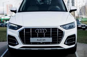 minsk, bielorrússia, junho de 2022 - novo audi branco q5 foto