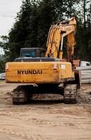 minsk, bielorrússia, junho de 2022 - escavadeira da marca hyundai foto