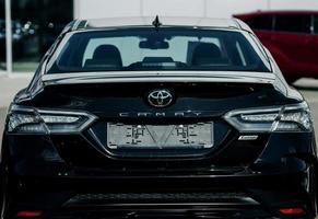 minsk, bielorrússia, junho de 2022 - estacionamento toyota camry na estrada de asfalto. foto