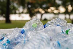 lixo reciclável de garrafas plásticas em ambiente de lixeira conceitual. foto