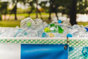 lixo reciclável de garrafas plásticas em ambiente de lixeira conceitual. foto