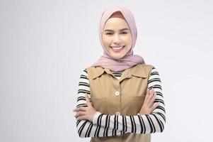 retrato de mulher bonita com hijab está sorrindo em fundo branco foto