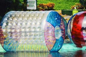 grandes balões que as crianças usam para brincar na água. veículo de bola de ar na água. foto