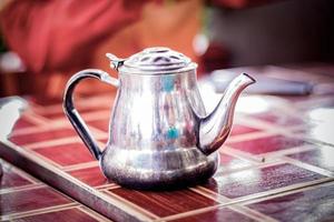 cafeteira em cima da mesa na cafeteria, foto vintage