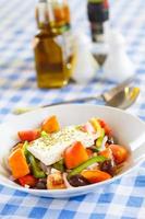 salada grega com queijo feta, pimentão e azeitonas foto