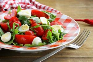salada com tomates frescos, rúcula e ovos de codorna