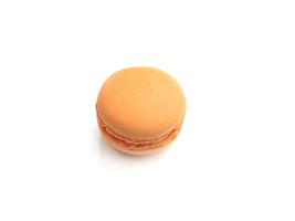 bolo de macaroons de macarons francês laranja, deliciosa sobremesa doce em fundo branco, conceito de comida adorável. foto