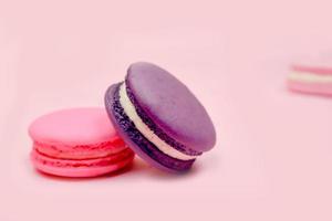 bolo de macarons de macarons francês, deliciosa sobremesa doce em um fundo rosa com copyspace, conceito de fundo de comida, foco seletivo. foto