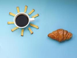 ideia criativa de café da manhã, céu azul da manhã do nascer do sol com refeição de nuvem, café preto quente, açúcar de manteiga de pão crocante e croissant. foto