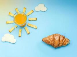 ideia criativa de café da manhã, céu azul da manhã do nascer do sol com refeição de nuvem, suco de laranja, açúcar de manteiga de pão crocante e laranja. acorde em um dia mais brilhante com vitin c. foto