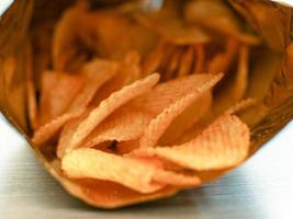 batatas fritas em saco de lanche aberto, comida deliciosa pronta para comer. foto