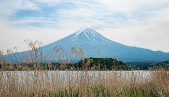bela montanha fuji com nuvens e céu azul no verão, o famoso ponto turístico e local de atração de turistas que têm um longo feriado no japão, lago kawaguchiko foto