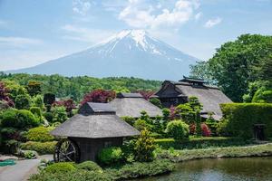 bela montanha fuji com nuvens e céu azul no verão em oshino hakkai a antiga vila japonesa, o famoso ponto turístico e local de atração de turistas que têm um longo feriado no japão foto