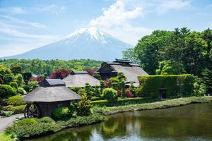 bela montanha fuji com nuvens e céu azul no verão em oshino hakkai a antiga vila japonesa, o famoso ponto turístico e local de atração de turistas que têm um longo feriado no japão foto