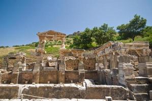 fonte de detalhe trajano em éfeso, turquia. foto