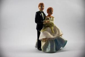 foto de uma estatueta de boneca dos noivos em um fundo branco. adequado para elementos do evento de casamento.