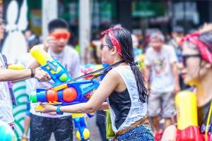 festival songkran ou songkran é comemorado na tailândia como o tradicional dia de ano novo de 13 a 15 de abril. pessoas ficando encharcadas durante songkran. foto