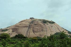 uma colina de pedra foto