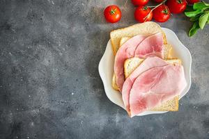 carne sanduíche carne de porco presunto linguiça refeição fresca comida lanche na mesa espaço de cópia comida foto