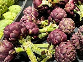 alcachofra mercado de frutas frescas maduras loja refeição saudável comida lanche vegetariano comida vegana ou vegetariana foto