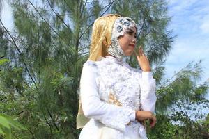 foco seletivo de mulheres que estão usando vestido de noiva típico de java, indonésia foto