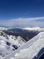 picos de montanha com paisagem de neve foto