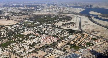 vista aérea sobre o centro da cidade de dubai em um dia ensolarado foto