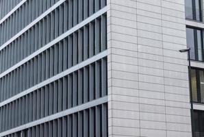 fachadas de prédios de escritórios modernos com vidro e luz solar refletindo nas janelas foto